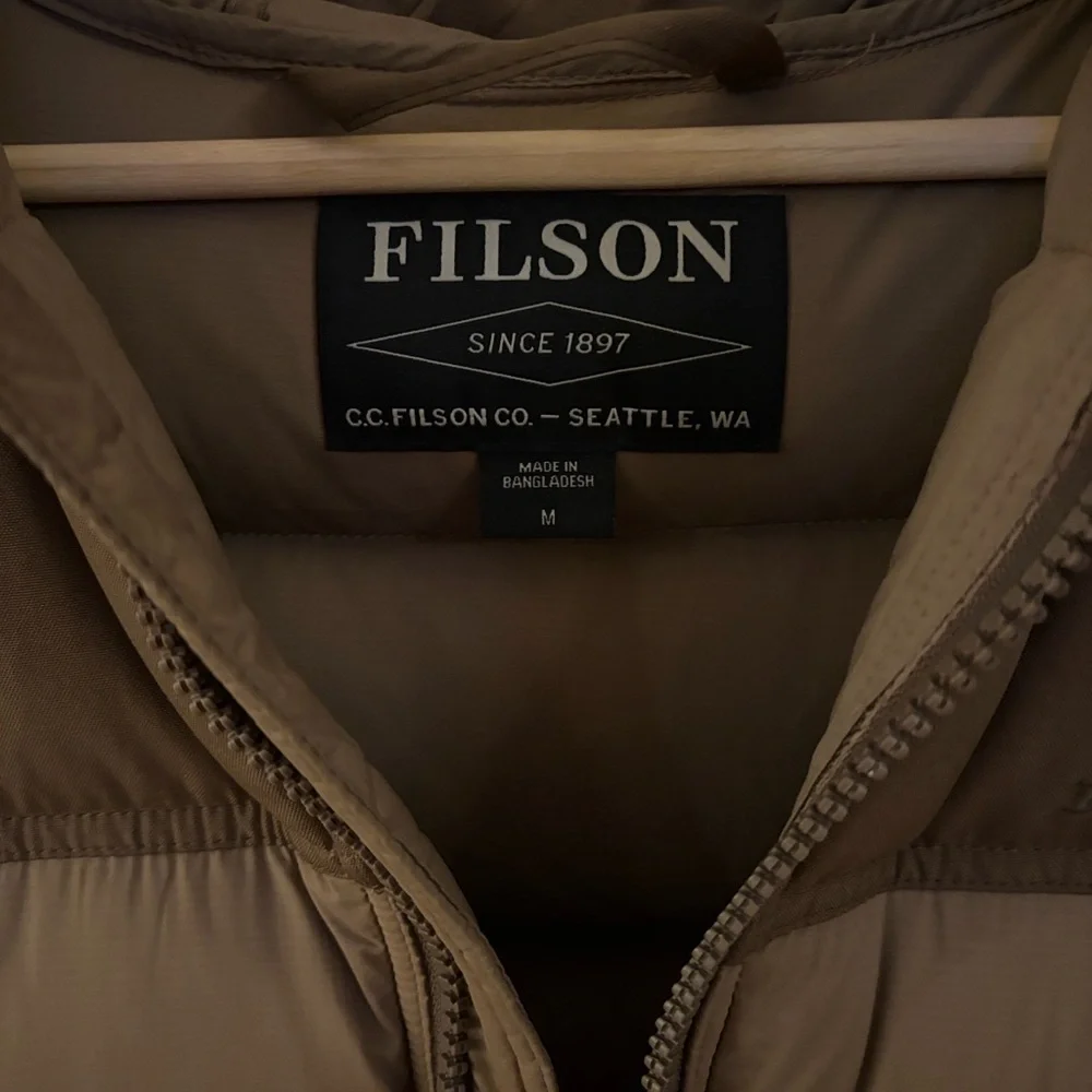 FILSON
Featherweight Down Jacket - Men’s tan - Picture 3 of 4